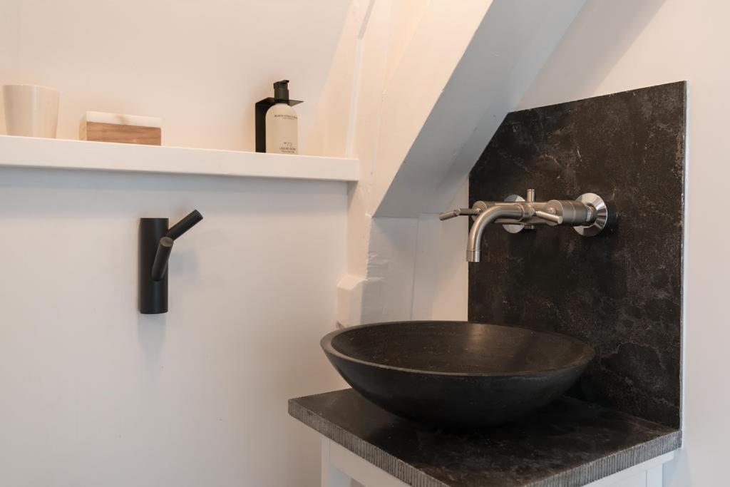 Two Bedroom Apartment In Historic Canalhouse From 1618 - City Centre Amsterdam Exterior foto
